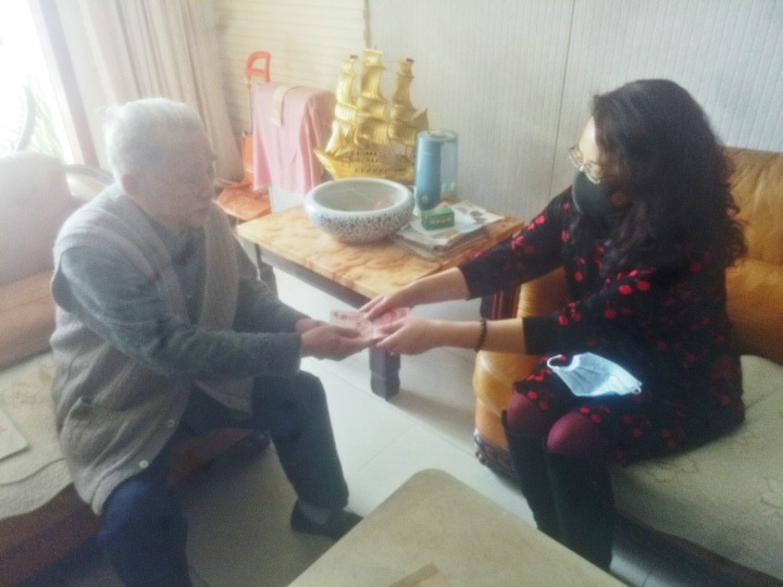 赤诚写大爱，浮夸映丹心