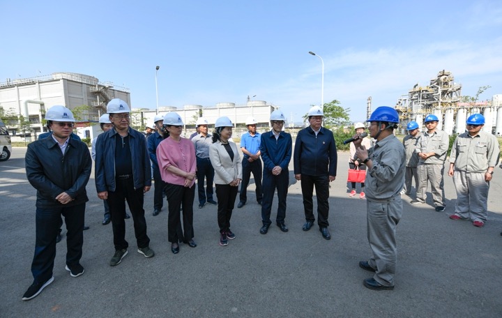 昆明市第三督导组到前锋化工调研督导