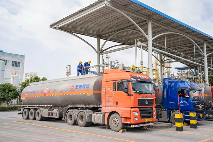 【简讯】解化分公司首车甲醇产品出口缅甸、曲煤焦化大为造焦公司召开降本增效专题会、后所煤矿公司获得矿用设备检建、装置及刷新资质