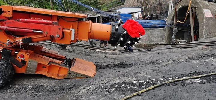 【简讯】金城煤矿EBZ230型综掘机投入使用、中化云南地勘院发展“送纪律进项目”活动、云煤矿业发展安全出产月暨主题党日活动