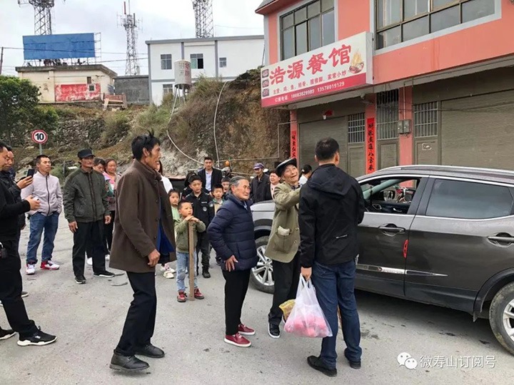 驻村路路上“去又返”的服务人-记寿山镇寿山村驻村工作队怨卦天金