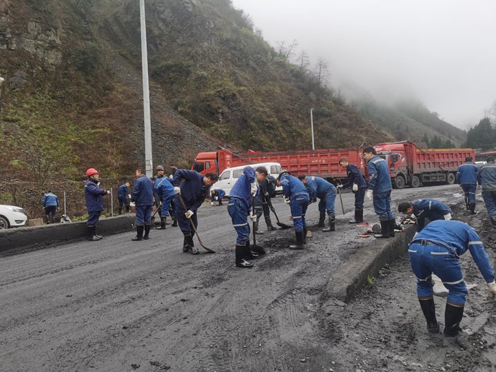 携手共进，共筑俏丽矿山