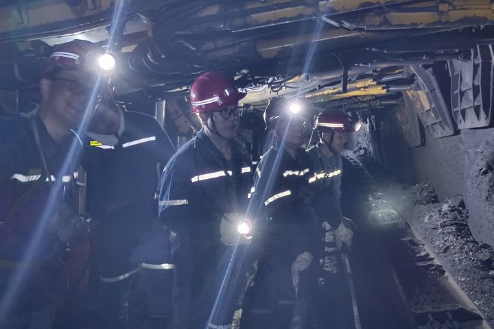 云煤集团党委委员、副总经理施从伟到陆东煤矿督导查抄“两会”期间安全出产工作