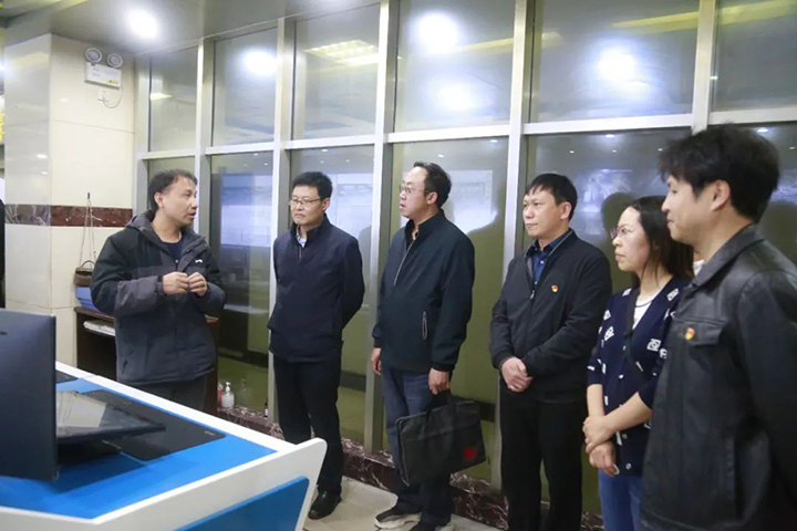 3.3参观公司调度室相识智能化工作面建设情况.jpg